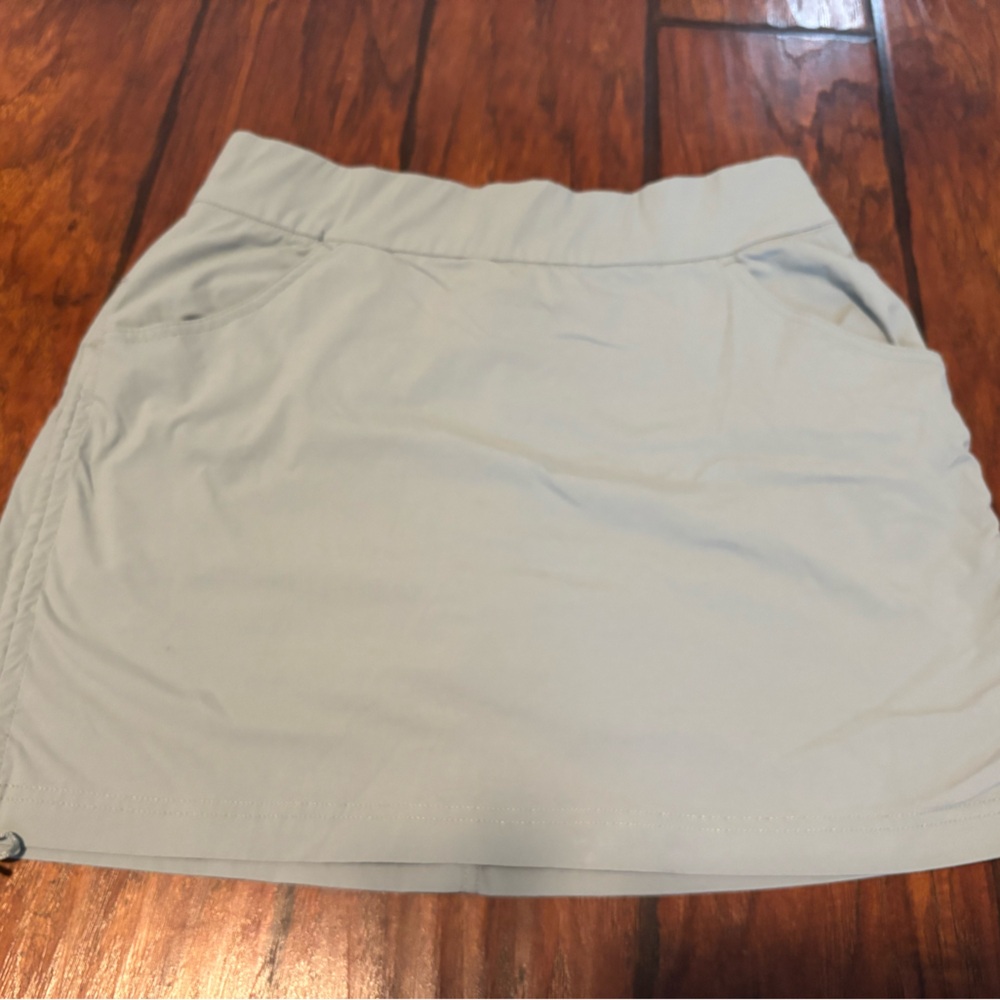 Columbia Women's Mini Skirt in sage green